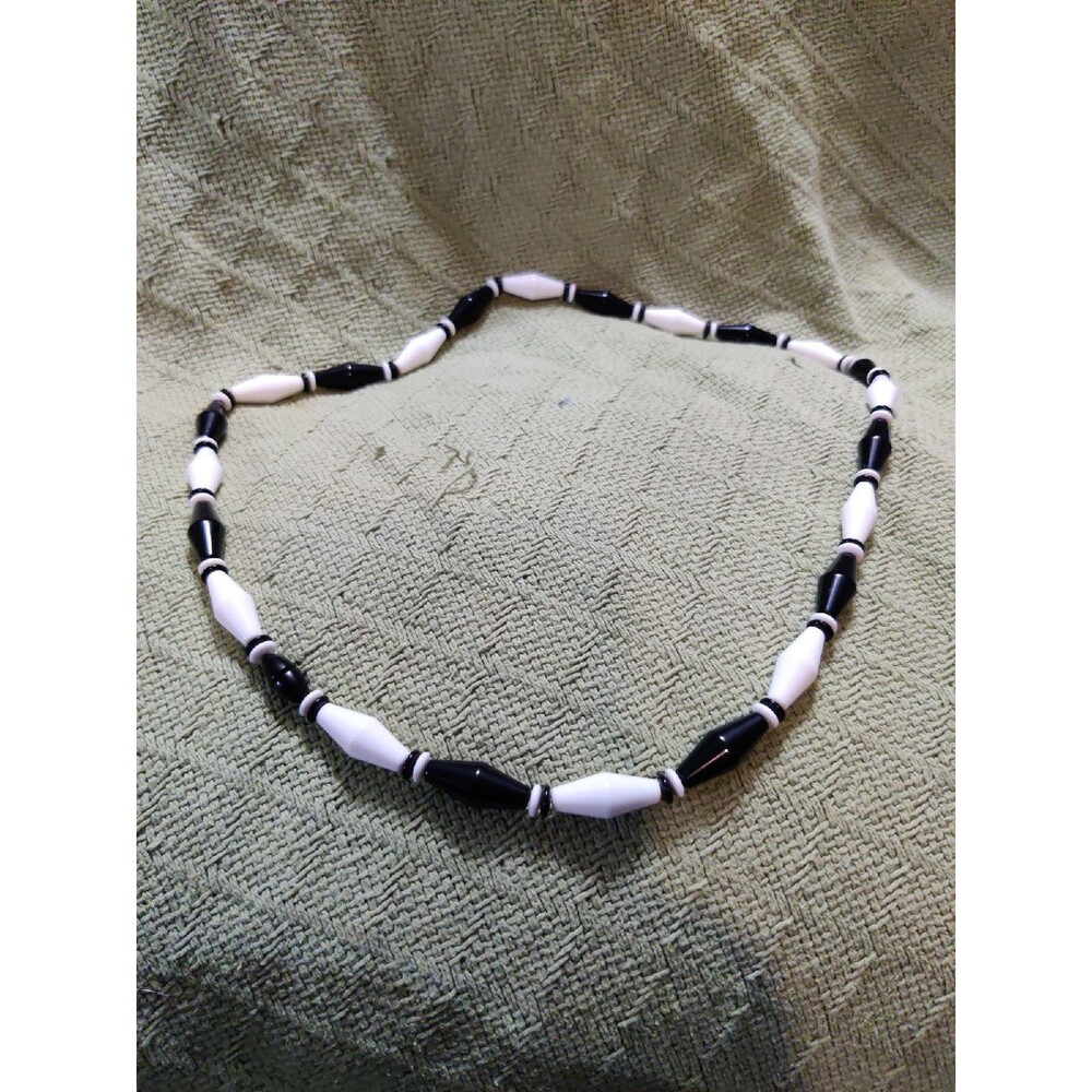 Avon Classic Lines black/white necklace